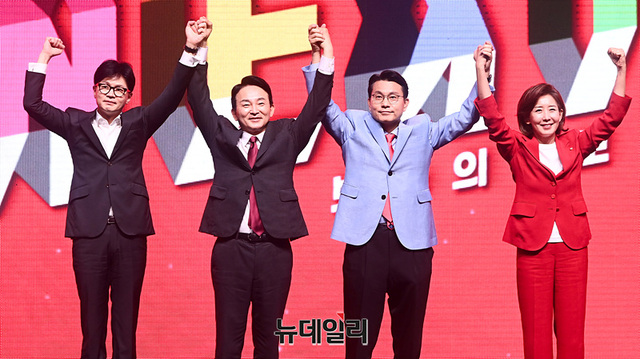 ▲ 한동훈, 원희룡, 윤상현, 나경원 국민의힘 당 대표 후보가 12일 오후 대구 북구 엑스코에서 열린 '제4차 전당대회 대구·경북 합동연설회'에서 기념촬영을 하고 있다. ⓒ대구=서성진 기자