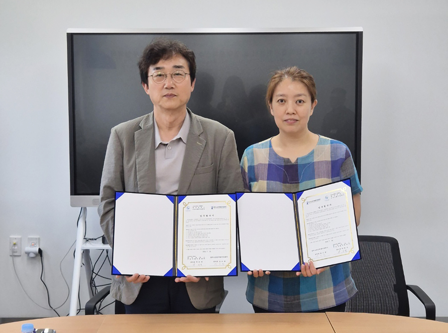 ▲ 대구한의대학교(총장 변창훈) 산학협력단 영덕로하스수산식품지원센터(센터장 박진석)는 10일 양 기관 관계자들이 참석한 가운데 영주소공인복합지원센터와 상호 업무협력과 교류를 위한 업무협약을 맺었다.ⓒ대구한의대