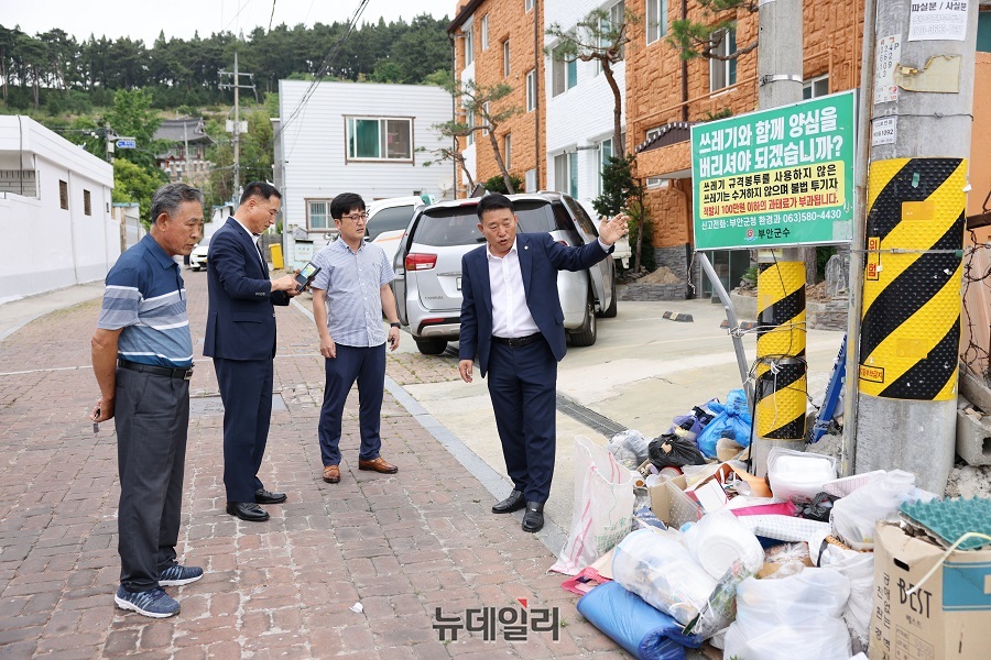 ▲ 박병래 의장이 민원현장을 찾아 대안을 제시했다.ⓒ군의회