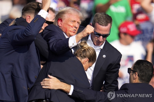 ▲ 미국 공화당의 대선 후보인 도널드 트럼프 전 대통령이 13일(현지시간) 펜실베이니아주 버틀러에서 유세 도중에 총격 사건이 발생하자 경호 요원들의 부축을 받으며 무대에서 내려가고 있다. ⓒ연합뉴스