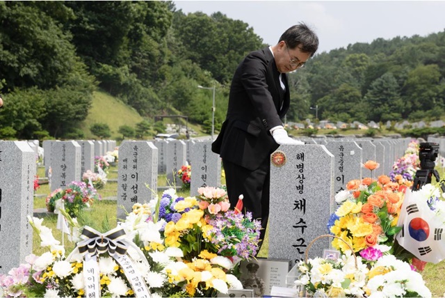 ▲ 김동연 경기도지사가 13일 오전 대전 현충원을 찾아 참배를 마치고, 고(故) 채수근 해병 묘역을 방문해 추모하고 있다. ⓒ경기도 제공