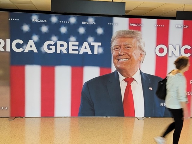 ▲ 미국 공화당 전당대회가 열리는 위스콘신주 밀워키의 파이서브포럼에 도널드 트럼프 전 대통령 사진이 설치돼 있다. 240715 ⓒ연합뉴스