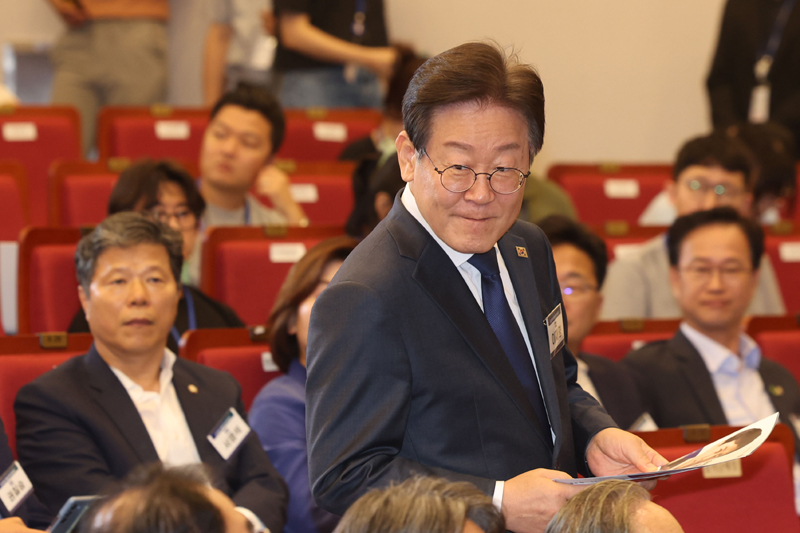 ▲ 이재명 더불어민주당 당대표 후보가 지난 14일 서울 여의도 국회 도서관에서 열린 제1차 전국당원대회 최고위원 예비경선에서 뒤늦게 참석하고 있다. ⓒ뉴시스