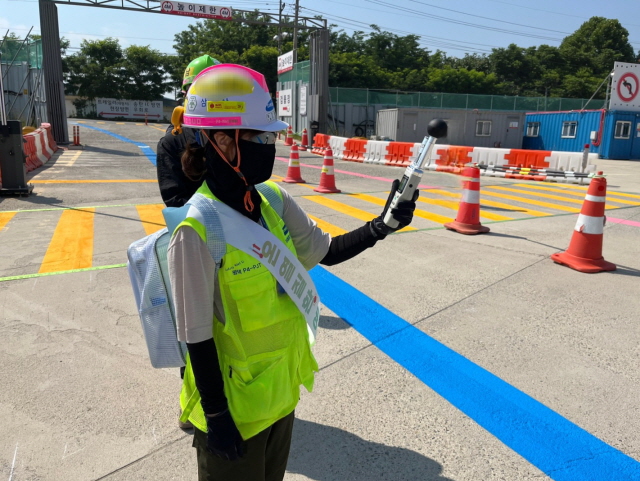 ▲ 삼성물산 현장근로자가 온·습도를 직접 측정하고 있다. ⓒ삼성물산