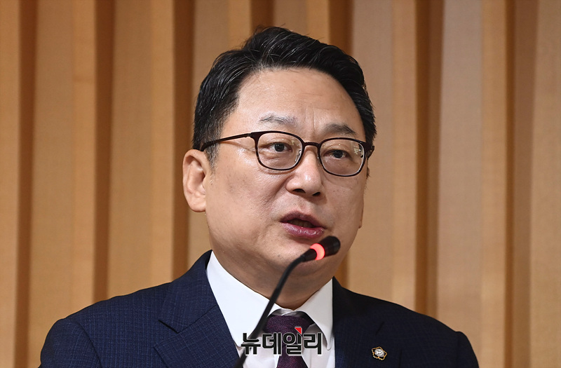 ▲ 김영훈 대한변호사협회장이 15일 오전 서울 서초구 서울지방변호사회관에서 '민주당의 이재명 대표 방탄과  법치 파괴'를 주제로 열린 사법파괴대책 및 헌법수호 세미나에서 축사를 하고 있다. ⓒ서성진 기자