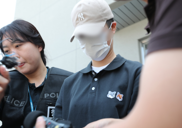 ▲ 육군 12사단 훈련병 사망사건과 관련해 규정을 위반한 군기훈련(얼차려)을 실시한 혐의를 받는 중대장(대위)이 지난 5월 강원 춘천지방법원에서 열린 구속 전 피의자 심문(영장실질심사)을 마치고 법원을 나오고 있다. ⓒ연합뉴스