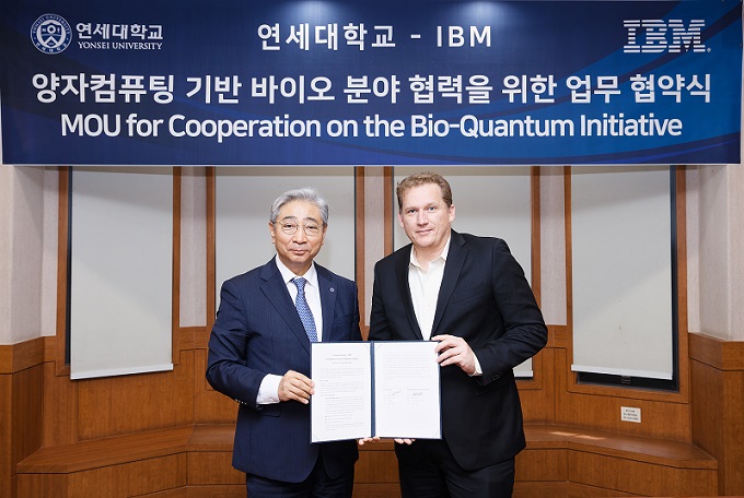 ▲ 윤동섭 연세대 총장(왼쪽)과 제이 감베타(Jay Gambetta) IBM 펠로우 겸 부사장(IBM Quantum)이 MOU를 맺고 기념사진을 촬영하고 있다.ⓒ연세대