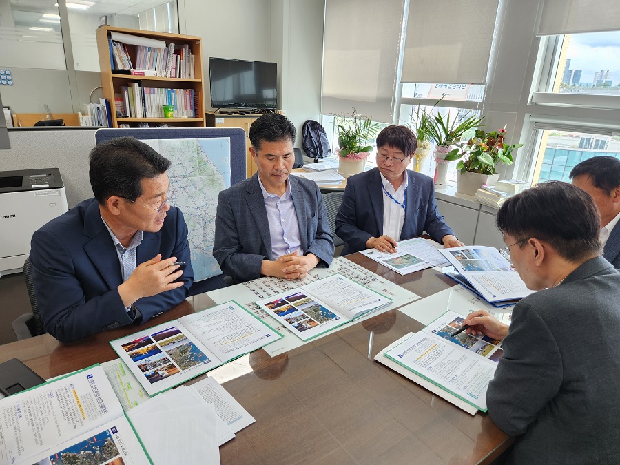 ▲ 권익현 부안군수, 이원택 의원 동행 국가예산 확보 기재부 방문 강준모 국토교통예산과장에 내년도 국가예산에 대한 타당성과 필요성에 대해 집중적으로 설명 하고있다. ⓒ부안군