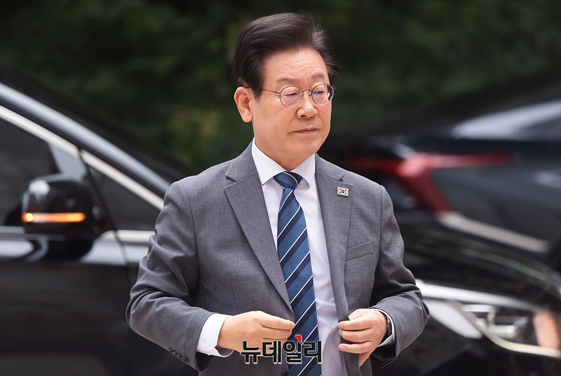 ▲ 위증교사 혐의로 재판에 넘겨진 이재명 전 더불어민주당 대표가 9일 오전 서울 서초구 서울중앙지법에서 열린 공판에 출석하고 있다. ⓒ서성진 기자