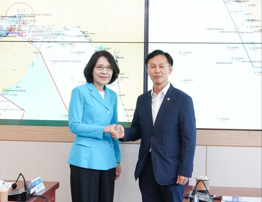 ▲ 강인선 외교부 제2차관과 송명달 해양수산부 차관은 15일 오전 해양수산부 종합상황실에서 재외국민보호를 위한 양 부처 간 협업 추진사항을 논의하고 홍해·아덴만을 항해하는 우리 선원·선박의 안전을 점검했다. ⓒ외교부 제공