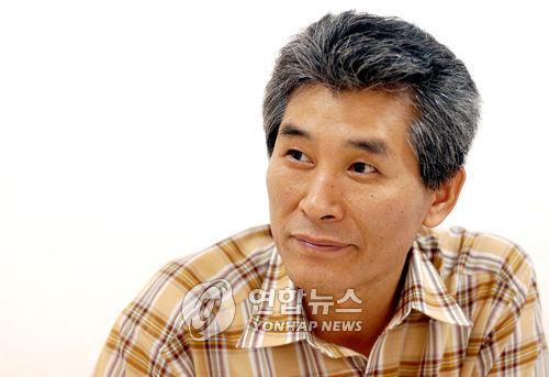 ▲ 전북대 신문방송학과에서 정년퇴직한 이후에도 엄청난 저술활동을 하고 있는 강준만 교수. 그는 특정진영에 억매이길 거부하고 좌우를 가리지 않고 신랄한 비판을 가하는 엄격한 자세를 취한다. 조선일보 비판으로도 유명하다.ⓒ연합뉴스