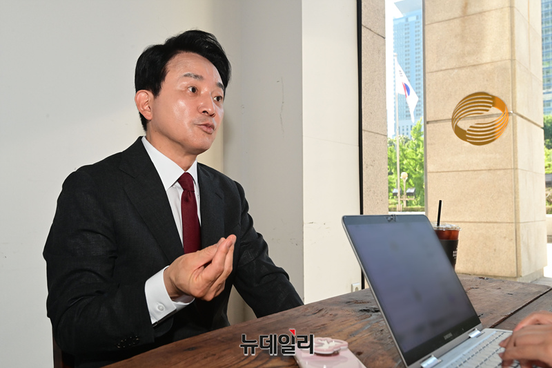 ▲ 원희룡 국민의힘 당 대표 후보가 15일 KBS 본관 앞에서 뉴데일리와 인터뷰를 하고 있다. ⓒ이종현 기자