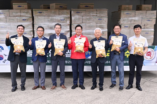 ▲ 전진선 양평군수(가운데)와 이승록 경기도주식회사 대표이사 권한대행(상임이사) 등 관계자들이 지난 11일 양평군 농협조합공동사업법인 미곡종합처리장에서 '물맑은양평 참드림 쌀' 미국 수출을 위한 선적식에 참석해 기념촬영을 하고 있다. ⓒ경기도주식회사 제공