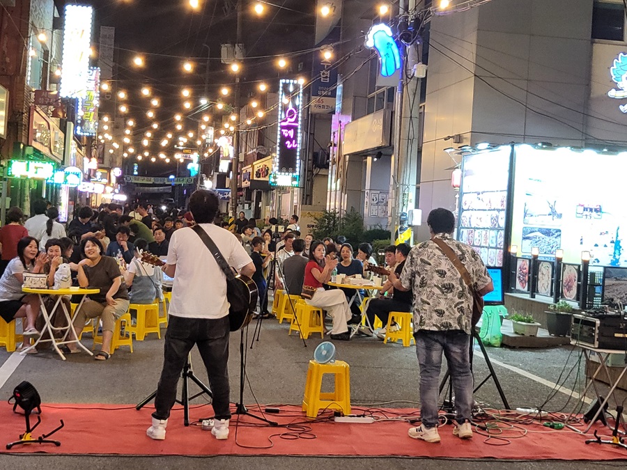 ▲ 강진군민들과 관광객들이 목야청청 공연을 즐기고 있다.ⓒ강진군