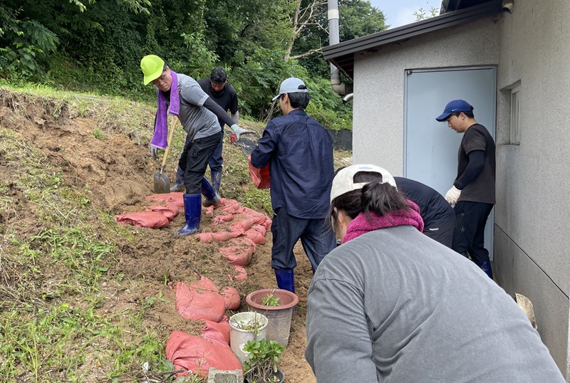 ▲ 논산시청 직원들이 휴일도 반납하고 수해복구 봉사활동을 하고 있다.ⓒ논산시