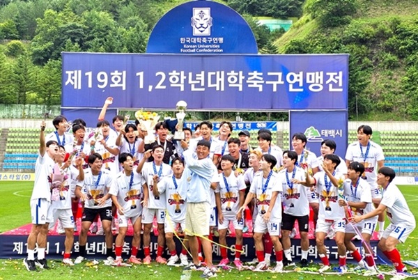 ▲ 한남대 축구부는  지난 15일 강원도 태백종합운동장에서 열린 ‘2024 제19회 백두대간기 1·2학년 대학축구연맹전’ 결승전에서 호원대를 맞아 2대0으로 무실점 승리를 거두며 우승컵을 들어 올렸다.ⓒ한남대