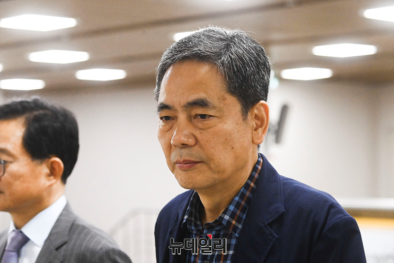 ▲ 대장동 개발업자들로부터 아들의 퇴직금 명목으로 약 50억원을 수수한 혐의로 재판에 넘겨진 곽상도 전 국민의힘 의원이 16일 오전 서울 서초구 서울고등법원에서 열린 '대장동 뇌물 수수' 관련 항소심 공판에 출석하고 있다. ⓒ서성진 기자