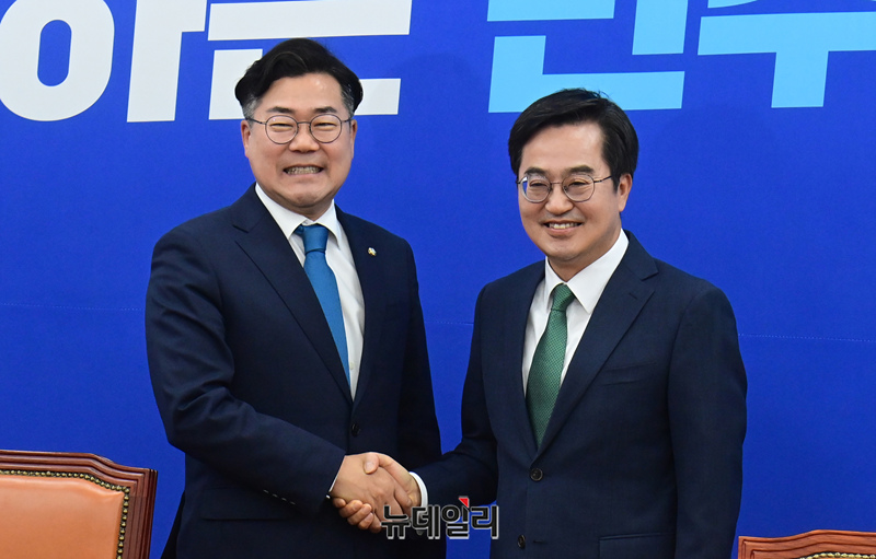 ▲ 김동연 경기도지사가 6월 3일 오전 국회에서 박찬대 더불어민주당 원내대표를 만나 기념촬영을 하고 있다. ⓒ이종현 기자