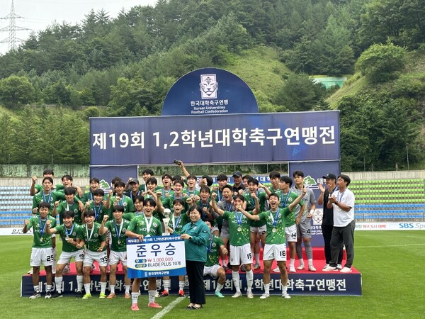 ▲ 호원대학교 축구부가 15일 태백종합운동장에서 열린 제19회 1,2학년대학축구대회 백두대간기 결승에 진출해 준우승을 이루는 쾌거를 이뤘다.ⓒ호원대