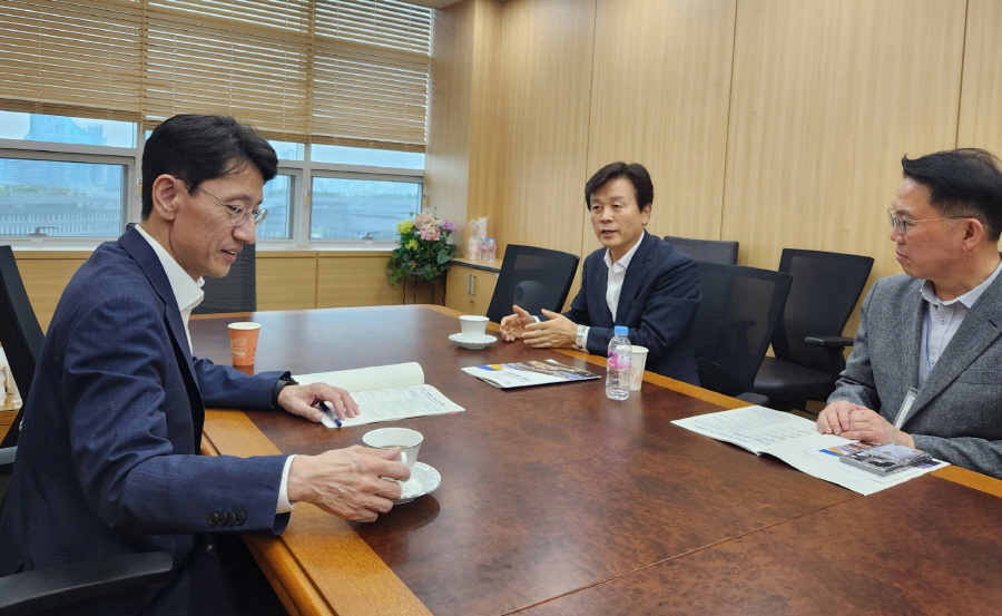 ▲ 조규일 진주시장이 김윤상 기재부 2차관과 기재부 예산심의관들을 차례로 만나 정부 예산안 반영을 요청했다. ⓒ진주시 제공