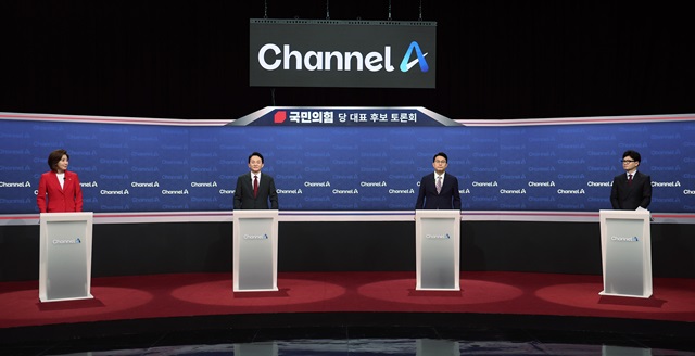 ▲ 나경원(왼쪽부터), 원희룡, 윤상현, 한동훈 국민의힘 당 대표 후보가 16일 오후 서울 마포구 상암동 채널A 스튜디오에서 열리는 3차 당대표 후보 방송토론회를 준비하고 있다.ⓒ뉴시스(사진=국회사진기자단)