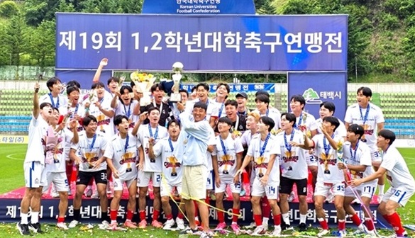 ▲ 한남대 축구부가 지난 15일 강원도 태백종합운동장에서 열린 ‘2024 제19회 백두대간기 1·2학년 대학축구연맹전’ 결승전에서 호원대를 맞아 2대0으로 무실점 승리를 거두며 우승컵을 들어 올리며 승리를 만끽하고 있다.ⓒ한남대