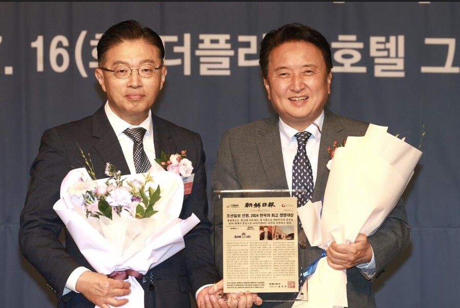 ▲ 김영환 충북도지사(우)가 16일 서울 더플라자호텔에서 한국의 최고 경영대상을 수상한 뒤 기념촬영을 하고 있다.ⓒ충북도