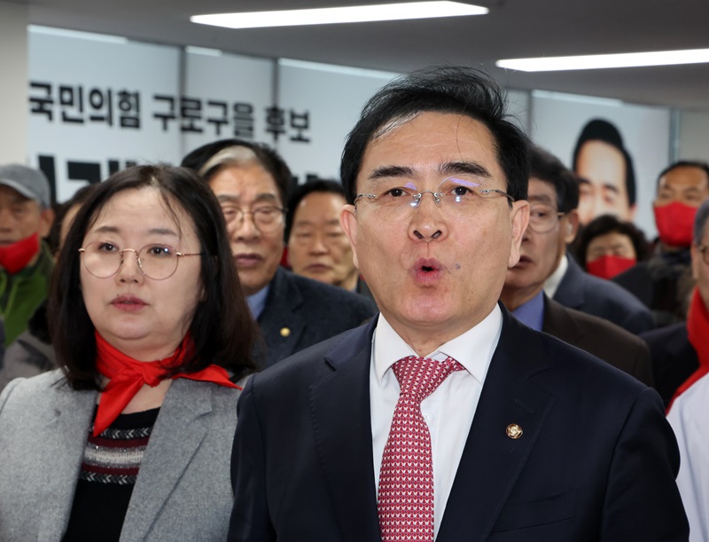 ▲ 태영호 국민의힘 의원이 27일 서울 구로구 태 의원 구로구을 선거사무소 개소식에서 애국가를 부르고 있다. 2024.02.27. ⓒ뉴시스