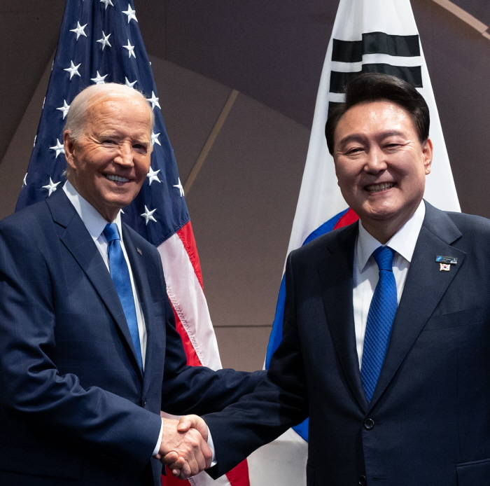 ▲ 윤석열 대통령과 조 바이든 미국 대통령이 지난 11일(현지시각) 북대서양조약기구(NATO·나토) 75주년 정상회의가 개최된 미국 워싱턴DC 월터 E. 워싱턴 컨벤션센터에서 한-미 정상회담을 하며 악수하고 있다. ⓒ뉴시스