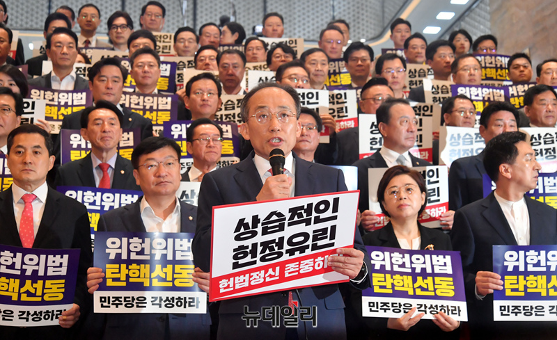 ▲ 추경호 국민의힘 원내대표가 17일 오전 서울 여의도 국회에서 열린 '민주당 의회독재 규탄대회'에서 발언을 하고 있다. ⓒ 이종현 기자