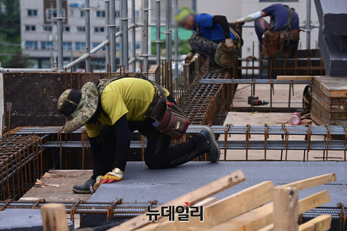 ▲ 건설업 근로자가 한 공사 현장에서 일하고 있다. ⓒ뉴데일리DB