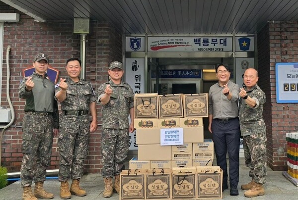 ▲ 17일 유지곤 카이로보틱스 대표는 대한적십자사를 통해 대전지역 수해 복구 대민 지원에 힘쓰고 있는 향토사단 백룡 부대 장병들에게 성심당 및 지역 소상공인이 만든 크림빵 등 400여 명 분의 간식을 지원했다.ⓒ유지곤 대표