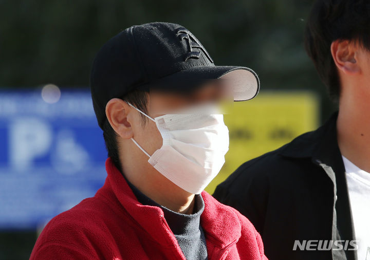 ▲ 한동훈 국민의힘 비상대책위원장이 법무부 장관이었던 당시 집 앞에 흉기를 두고 간 혐의로 재판에 넘겨진 40대 남성이 지난해 10월16일 서울중앙지법에서 열린 구속 전 피의자심문을 마친 뒤 법원을 나서고 있다. ⓒ뉴시스