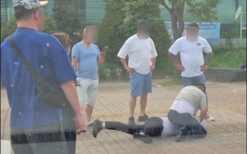 ▲ 원희룡 국민의힘 당 대표 후보 캠프 법률지원팀에 따르면, 지난 15일 국민의힘 대전충청 지역 합동연설회장 밖에서 한동훈 후보 지지자가 원 후보 지지자에 폭력을 가하고 있는 장면. ⓒ원희룡 캠프 법률지원팀