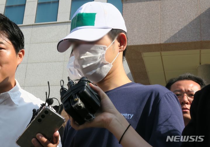 ▲ 인천 한 아파트 복도에서 스토킹하던 전 여자친구를 흉기로 살해한 30대 남성이 2023년 7월28일 오전 인천 논현경찰서에서 검찰로 송치되고 있다. ⓒ뉴시스