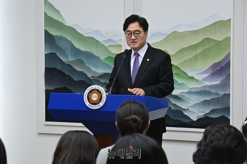 ▲ 우원식 국회의장이 17일 오후 국회에서 '방송 4법' 관련 긴급기자회견을 하고 있다. ⓒ이종현 기자