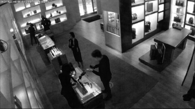 ▲ 미국 검찰이 증거로 제출한 루이뷔통 매장의 CCTV 화면. 미국 뉴욕 남부지검 공소장 사진 갈무리. ⓒ연합뉴스