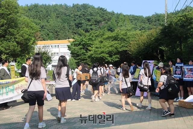 ▲ 포항중앙여자고등학교와 한국UNESCO경상북도협회는 지난 12일 포항중앙여고 교문앞에서 학교폭력예방 캠페인을 실시했다.ⓒ뉴데일리