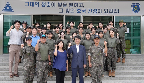 ▲ 성신여대 이원호 교학부총장(앞줄 왼쪽 2번째)과 제218학군단장 김수남 중령(앞줄 왼쪽 1번째) 일행이 충청북도 괴산에 위치한 육군학생군사학교를 방문해 하계입영 훈련생들을 격려하고 기념사진을 촬영하고 있다.ⓒ성신여대