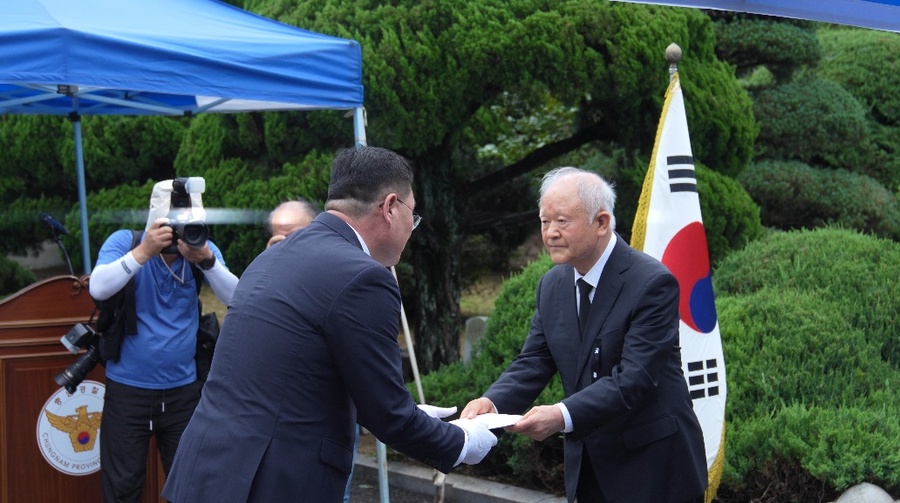 ▲ 김장수 대통령실 정무기획비서관이 17일 논산 등화동 ‘논산 순국경찰관 합동묘역’에서 6‧25 전쟁 발발 당시 강경(논산)지역을 사수하다 전사한 경찰관 83명에 대한 추도식에 참석해 유족에게 윤석열 대통령의 조전을 전달하고 있다.ⓒ충남경찰청