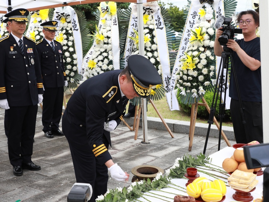 ▲ 오문교 충남경찰청장이 17일 논산 등화동 ‘논산 순국경찰관 합동묘역’에서 6‧25 전쟁 발발 당시 충남 강경(논산)지역을 사수하다 전사한 경찰관 83명에 대한 추도식을 하고 있다.ⓒ충남경찰청