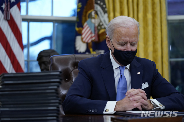 ▲ 조 바이든 미국 대통령이 백악관 집무실에서 업무를 보고 있다. 210121 AP/뉴시스. ⓒ뉴시스