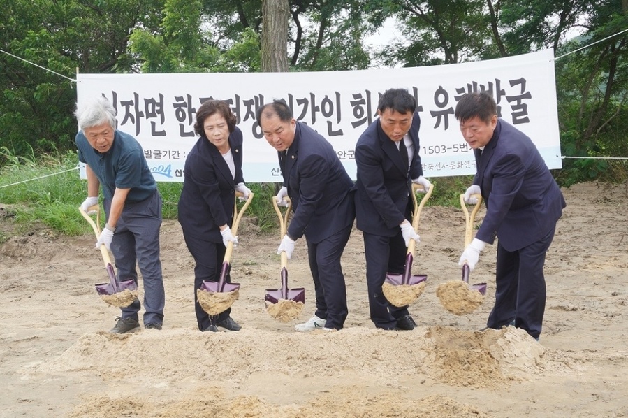 ▲ 신안임자유족회 등 관계자들이 개토제를 올리고 시삽을 하고있다.ⓒ신안군 제공