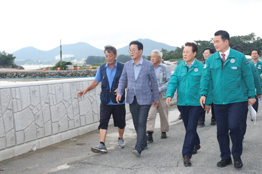 ▲ 박완수 경남지사가 박종우 거제시장과 학산자연재해위험개선지구를 점검하고 있다. ⓒ경남도 제공