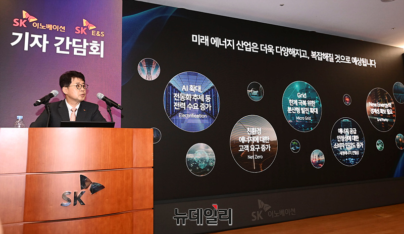 ▲ 박상규 SK이노 사장이 18일 오전 SK서린빌딩에서 열린 기자간담회에서 SK E&S와의 합병 시너지에 대해 설명하고 있다. ⓒ서성진 기자