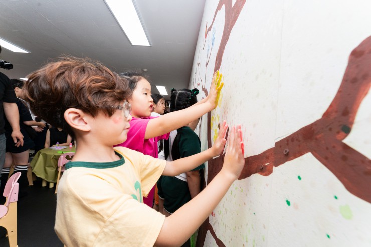 ▲ 17일 아르코꿈밭극장 개관식에서 어린이들과 함께하는 '손바닥찍기' 행사가 열렸다.ⓒ한국문화예술위원회