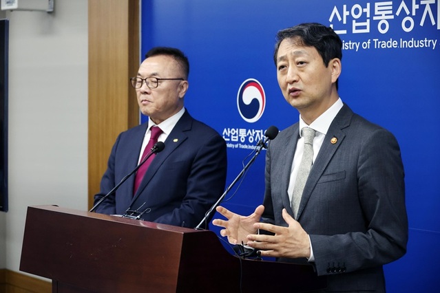 ▲ 안덕근 산업통상자원부 장관과 황수호 한국수력원자력 사장이 18일 세종시 정부세종청사에서 체코 신규원전 건설사업의 우선협상대상자 선정 관련 브리핑을 하고 있다. 2024.07.18. ⓒ뉴시스