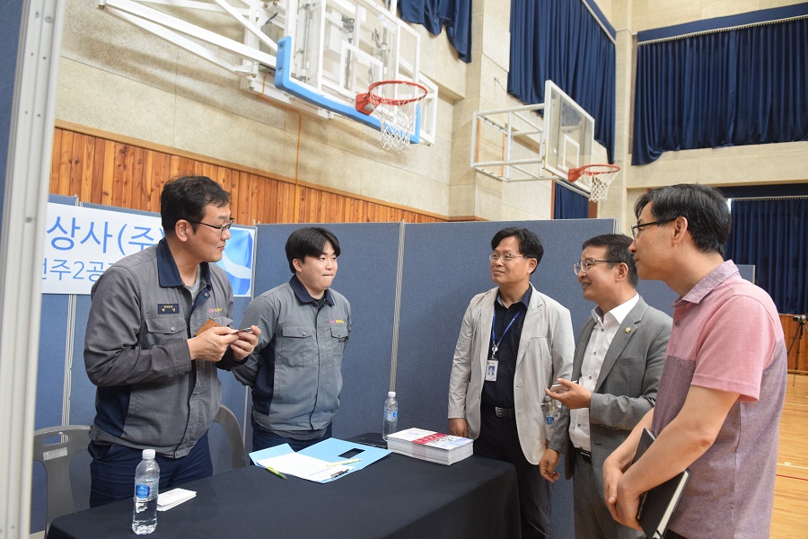 ▲ 완주군의회 김재천 부의장이 지난 17일 전북하이텍고등학교에서 진행된 ‘완주 컨소시엄 채용 박람회’ 현장을 직접 찾아 참여기업체 담당자와 직업계고(특성화고, 마이스터고) 학생과 교사들을 격려했다.ⓒ완주군의회