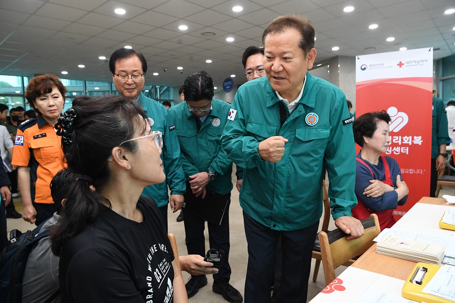 ▲ 18일 이상민 장관은 운주면 행정복지센터에 마련된 이재민 임시주거시설을 찾아 이재민들과 관계자들을 만나 위로하고, 격려했다.ⓒ완주군