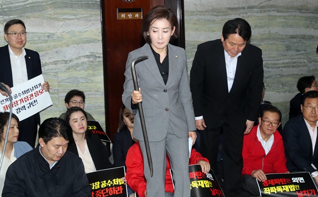 ▲ 2019년 4월 26일 나경원 당시 자유한국당(현 국민의힘) 원내대표가 국회 의원과 앞에서 열린 의원총회에서 일명 '빠루'를 들어 보이고 있다. 나 당시 원내대표는 패스트트랙 지정 반대입장을 거듭 밝히고 강경 투쟁 입장을 밝혔다.ⓒ뉴시스